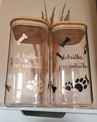 🌞 Po dovolené jsme zase zpět! 🌞 A přinášíme s sebou novinky pro vaše chlupáče! 🐶💛 🦴 Dóza na psí pamlsky – objem 1500 ml 💰...