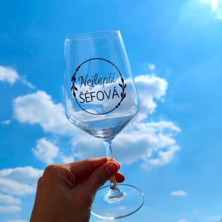✨ Sklenice na víno s polepem na přání ✨ Tahle s nápisem „Nejlepší ŠÉFOVÁ“ je opravdu krásná❤️ A co vy? Chcete taky tu...